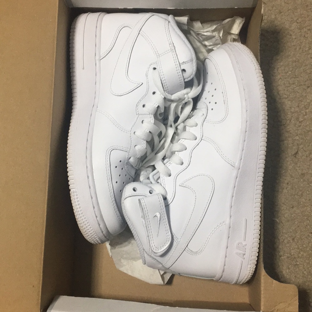 NIKE AIR FORCE 1 MID-TOP